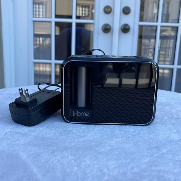 Charger & alarm clock & radio & portable iPhone charger 🫶🏼 Ihome - Picture 2 of 6